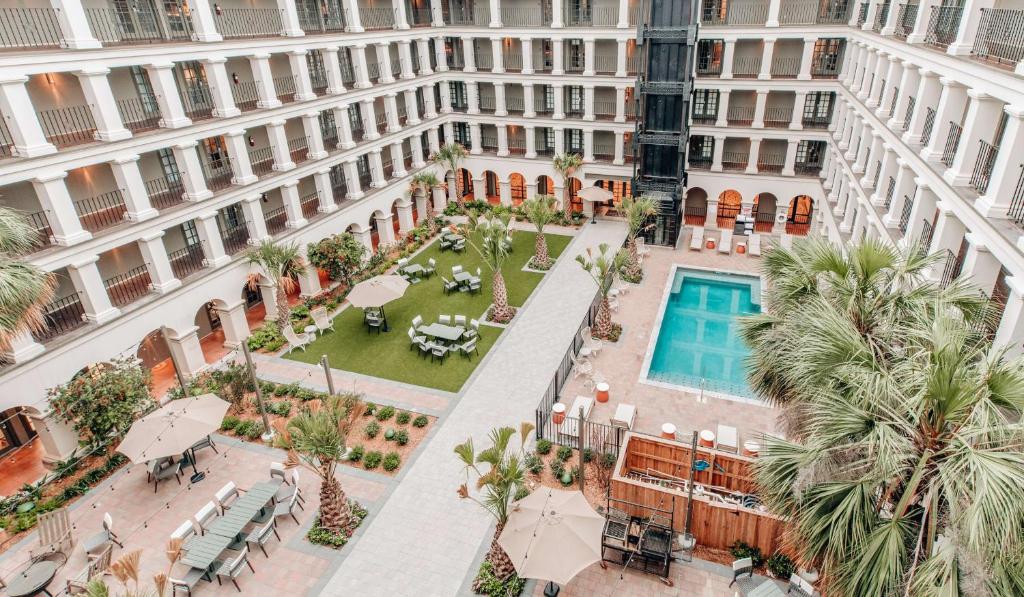 圣安东尼奥Estancia del Norte San Antonio, A Tapestry Hotel by Hilton的享有建筑庭院的空中景致