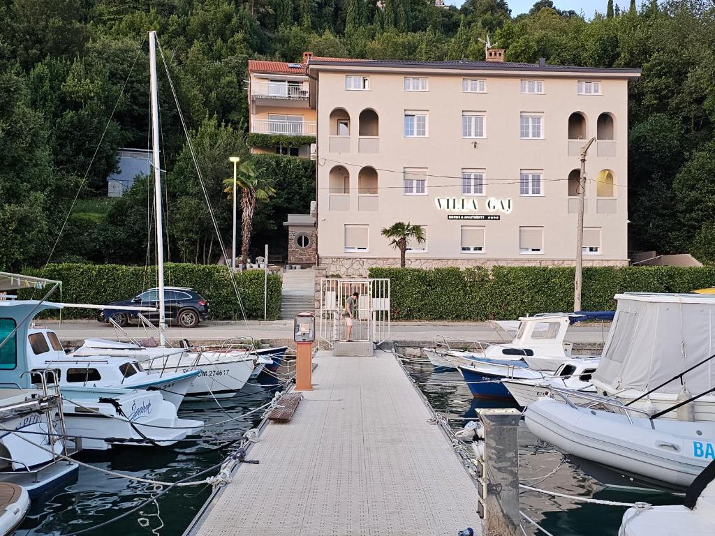 奥米沙利Villa GAJ的停泊在码头的一群船,有一座建筑
