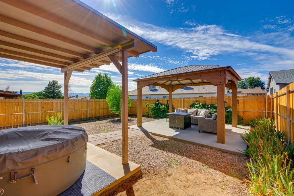 普雷斯科特山谷Prescott Valley Retreat with Private Hot Tub!的后院的木凉亭,配有一张床