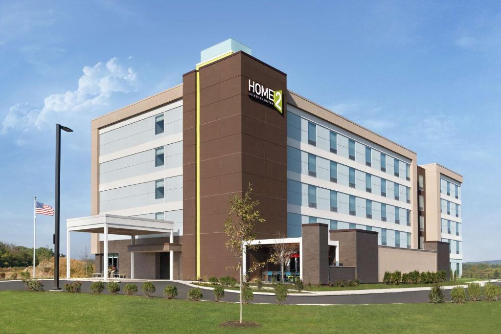 哈里斯堡Home2 Suites By Hilton Harrisburg的一座酒店大楼,上面有希尔顿标志