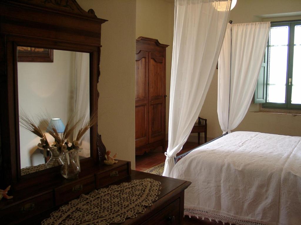 皮安迪斯科阿格里图里斯莫卡皮塔塔酒店的一间卧室配有一张床、梳妆台和镜子