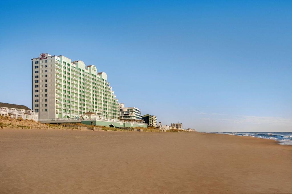 大洋城海滩城市希尔顿套房酒店的海滩上一座大型的海洋建筑