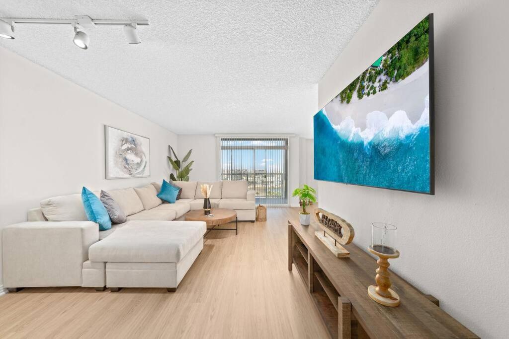 洛杉矶Apartment Venice beach with view的客厅配有沙发和桌子