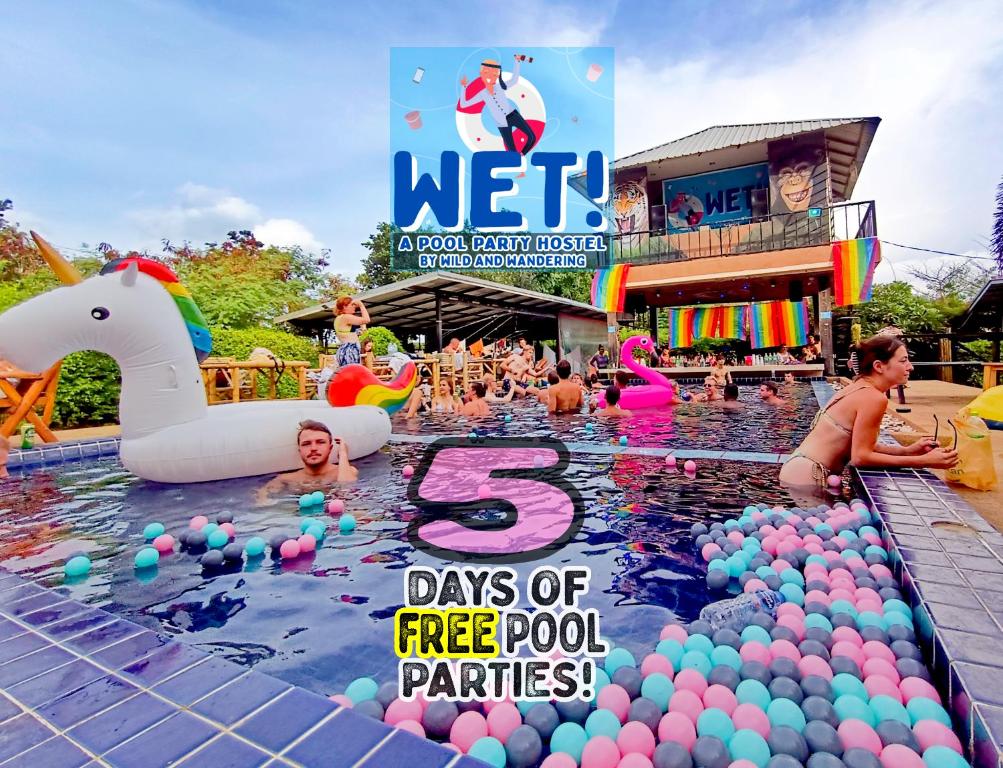 哈林海滩WET! a Pool Party Hostel by Wild & Wandering的聚会时,一个满载水面的人的游泳池