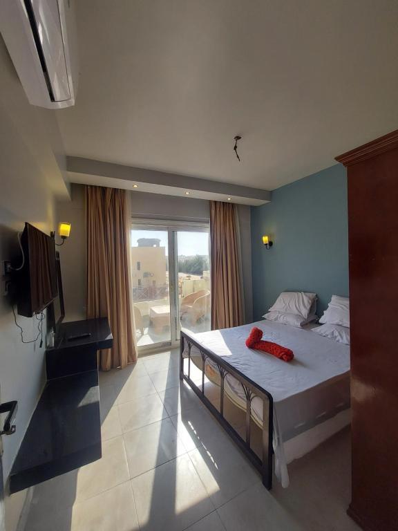 拉斯苏德尔La Perla Resort Ras Sudr的一间卧室设有一张床和一个大窗户