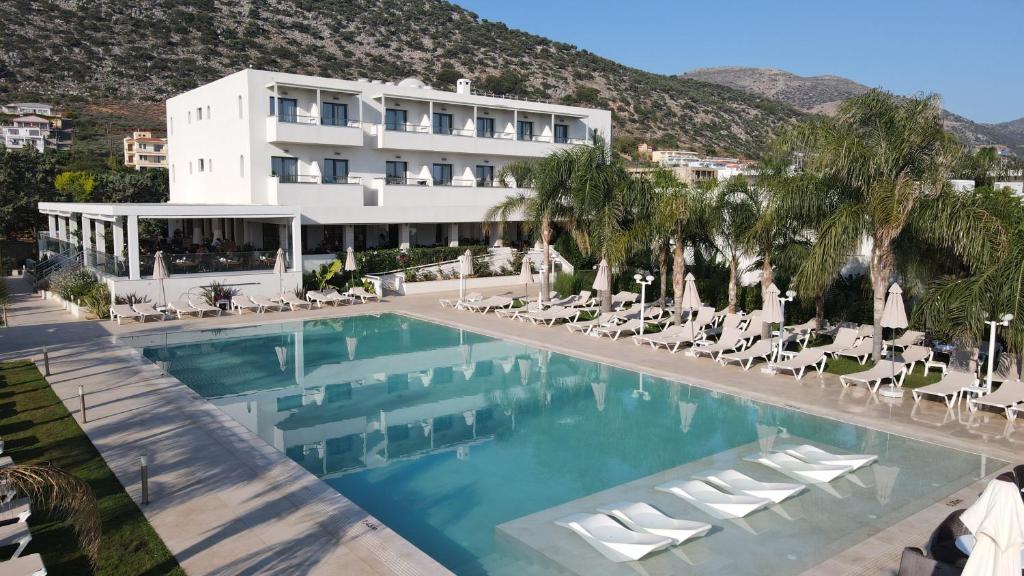 玛利亚Kyknos Beach Hotel & Bungalows的从游泳池可欣赏到酒店景色