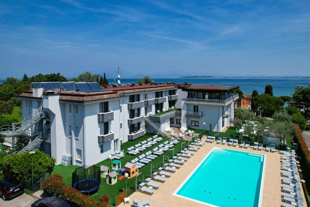 代森扎诺-德尔加达奥利维多酒店的享有酒店空中美景,设有游泳池