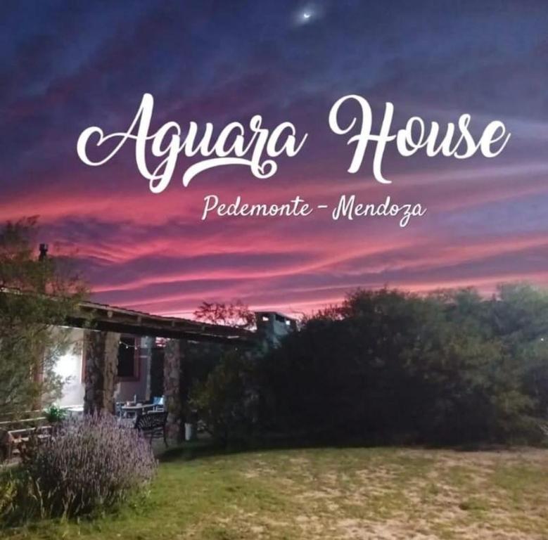 门多萨Aguara House Pedemonte Mendoza的夕阳与“爱帕切之家”的词