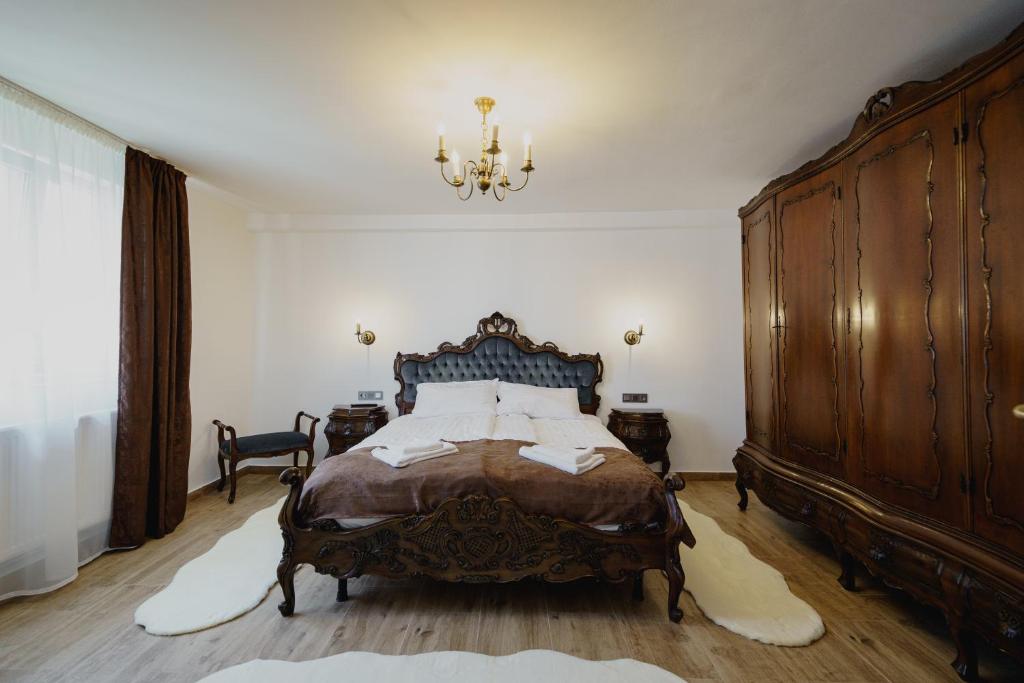 巴亚马雷CASA BARONULUI的一间卧室配有一张大床和一个吊灯。