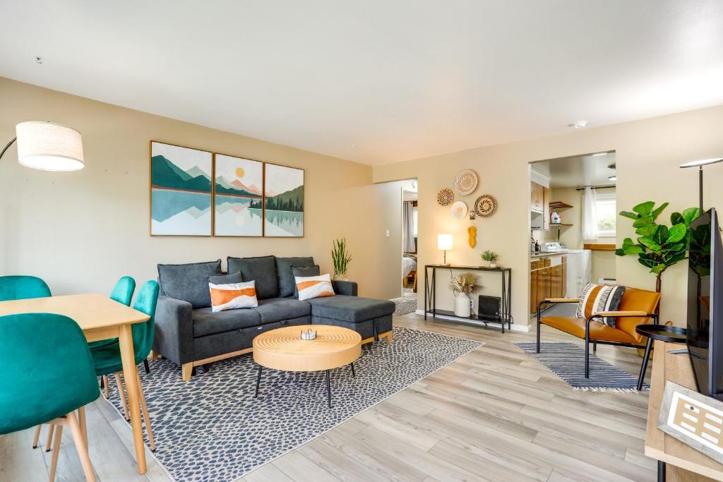 西雅图Scandi Boho Seattle Apartment with a King-Sized Bed的客厅配有沙发和桌子