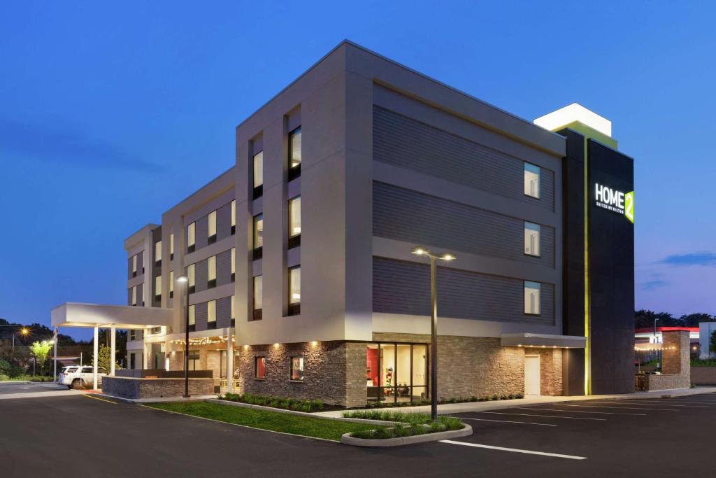 新不伦瑞克Home2 Suites by Hilton New Brunswick, NJ的街道边的一栋建筑,与酒店同在