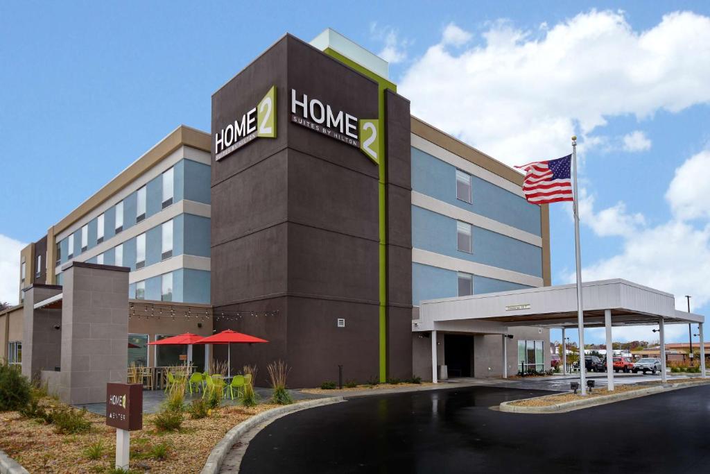 欧克莱尔Home2 Suites Eau Claire South, Wi的前面有美国国旗的办公楼