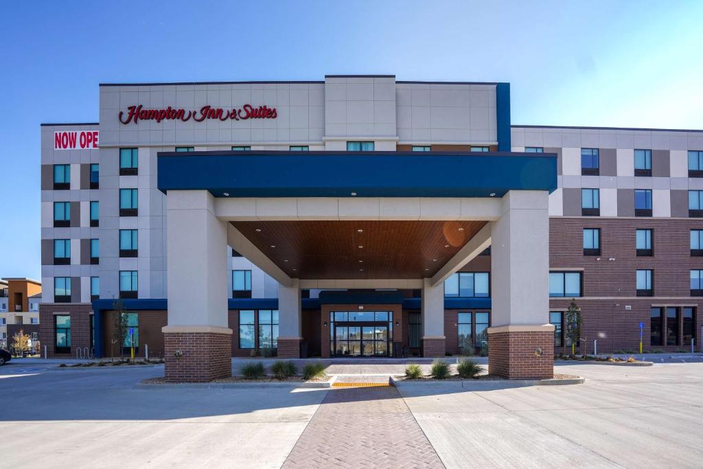 奥罗拉Hampton Inn & Suites Aurora South, Co的前面有标志的建筑