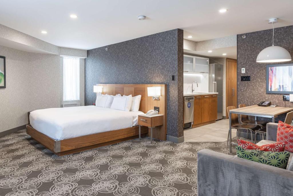 拉瓦尔希尔顿蒙特利尔/拉瓦尔酒店的酒店客房带一张床和一个厨房
