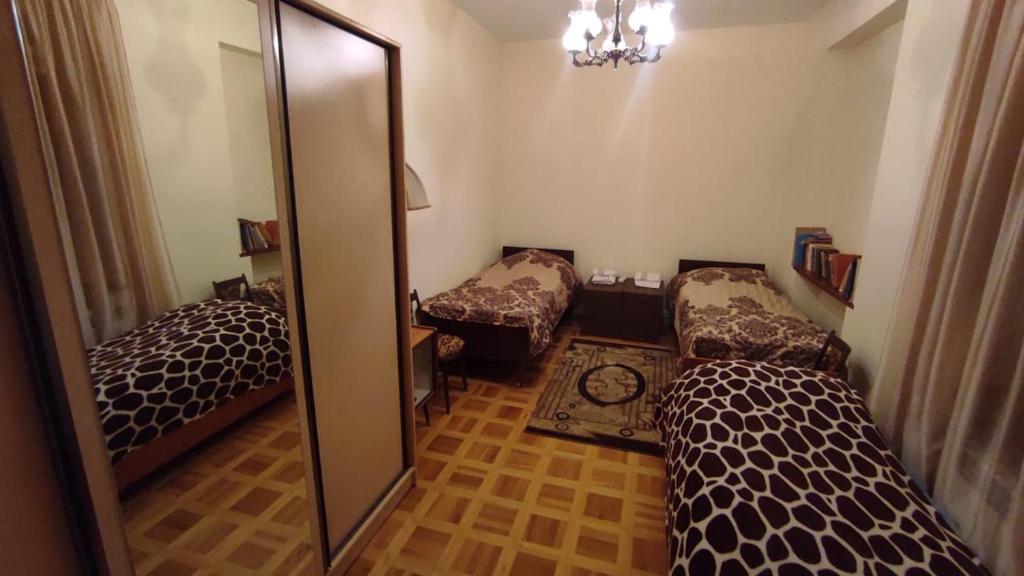GavarrГаварский уют的一间卧室设有两张床和大镜子