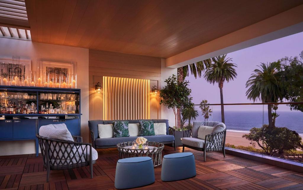 洛杉矶Oceana Santa Monica, LXR Hotels & Resorts的海景客厅
