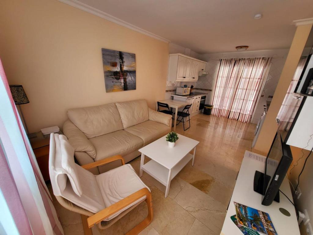 卡亚俄萨尔瓦赫Apartamento en Callao Salvaje的客厅配有沙发和桌子