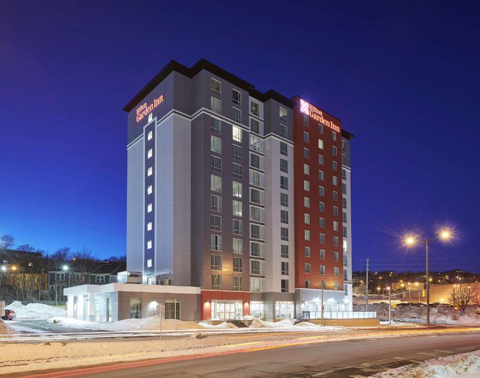 圣约翰斯Hilton Garden Inn St. John's Newfoundland, Canada的一座大酒店大楼,晚上下雪