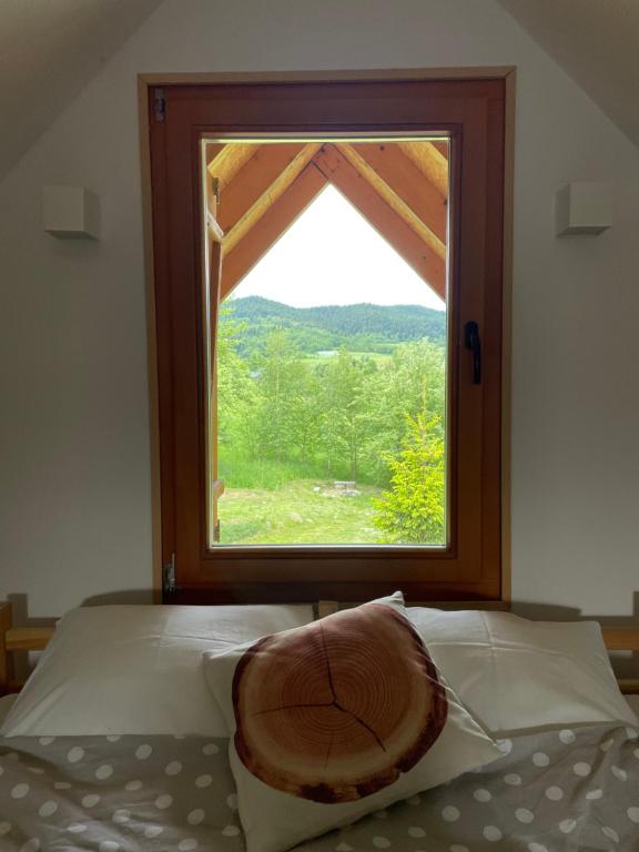 SłopniceWoźniówka pod Mogielicą的客房内的窗户,配有一张美景床