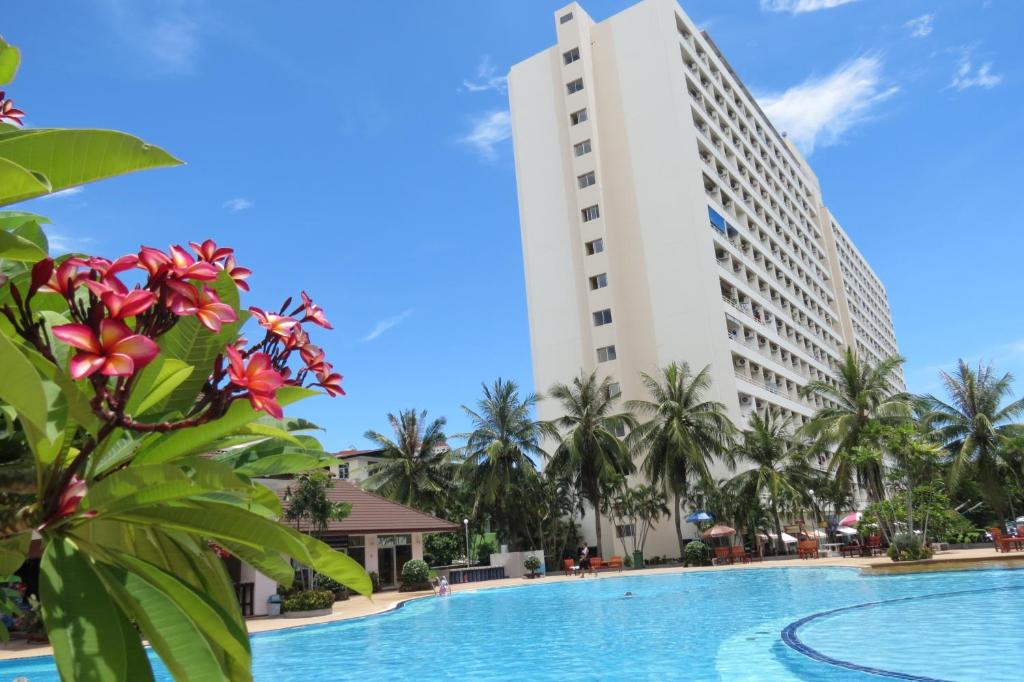 南芭堤雅塔莱1B景观公寓的从游泳池可欣赏到酒店景色