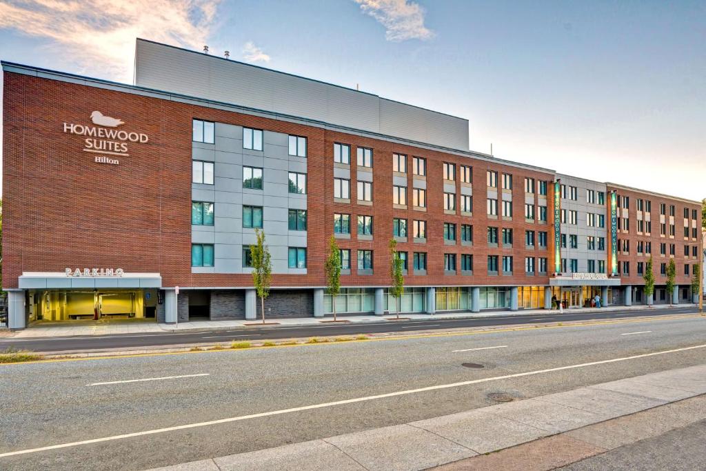布鲁克林Homewood Suites by Hilton Boston Brookline-Longwood Medical的街道边的大砖砌建筑