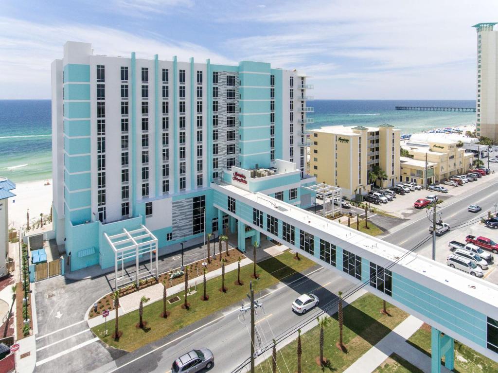 巴拿马城海滩Hampton Inn & Suites Panama City Beach-Beachfront的海滩前建筑的空中景致