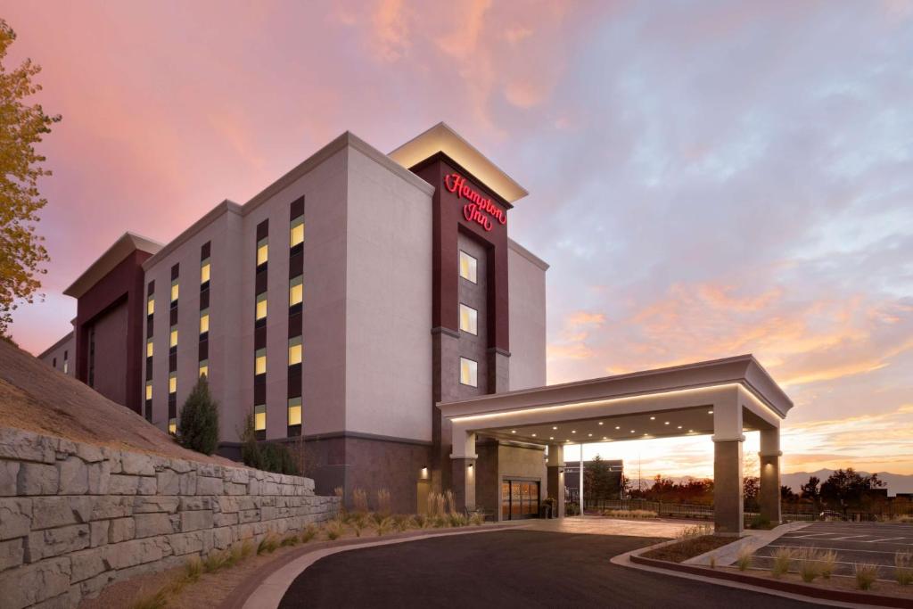 HolladayHampton Inn Salt Lake City Cottonwood的日落 ⁇ 染酒店