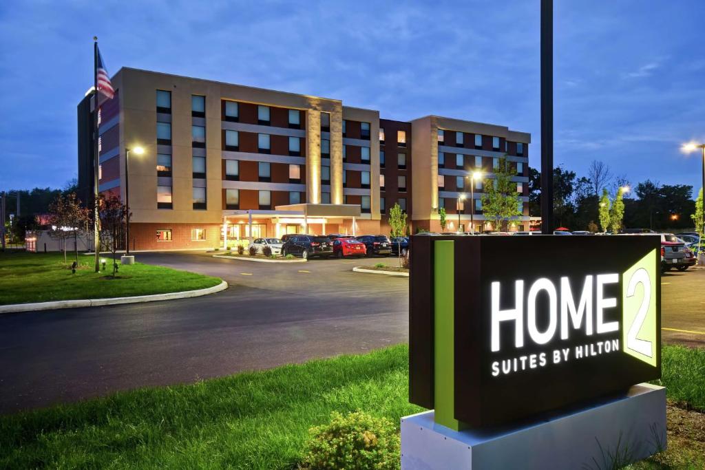 阿默斯特Home2 Suites By Hilton Amherst Buffalo的大楼前的酒店标志