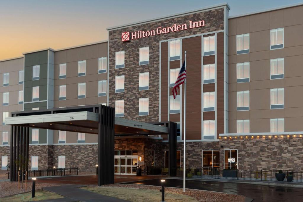 布鲁姆菲尔德Hilton Garden Inn Broomfield Boulder的酒店花园旅馆外貌的 ⁇ 染