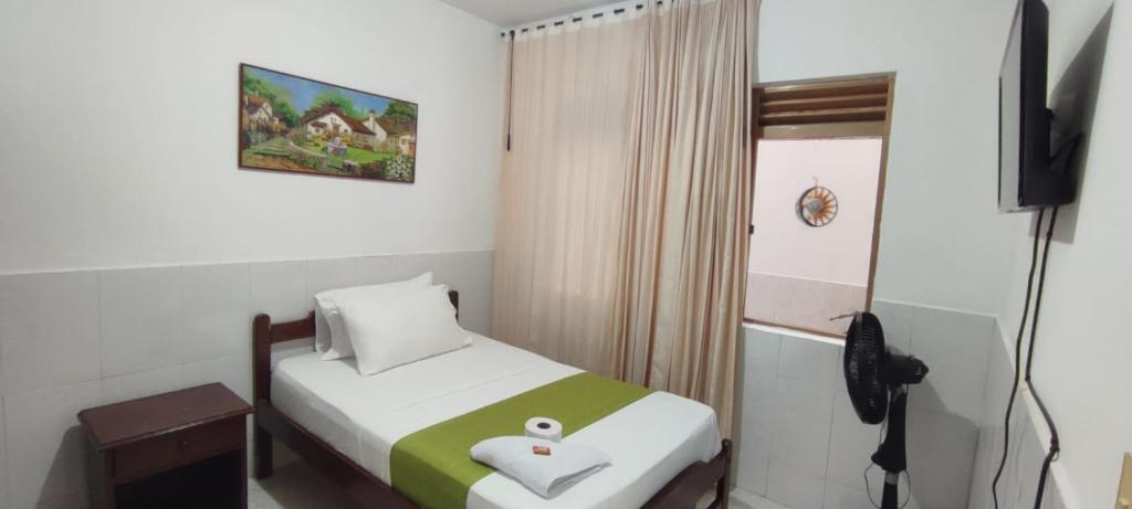 内瓦Luna verde hotel的一间小卧室,配有一张床和电视