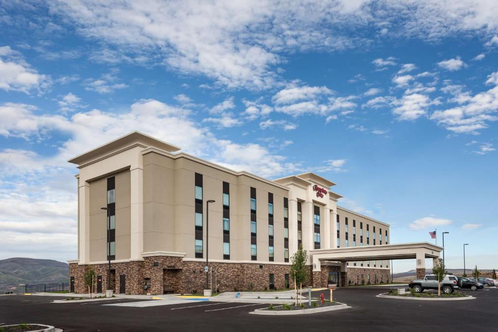 刘易斯顿Hampton Inn Lewiston, ID的酒店大楼前面设有停车场