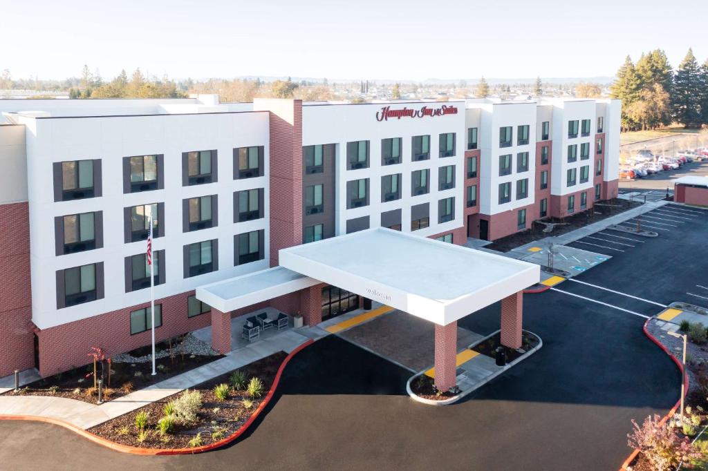 圣罗莎Hampton Inn & Suites Santa Rosa Sonoma Wine Country的享有酒店高处的景致,拥有一座大型建筑