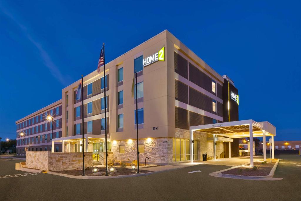 土桑Home2 Suites By Hilton Tucson Airport, Az的前面有美国国旗的建筑