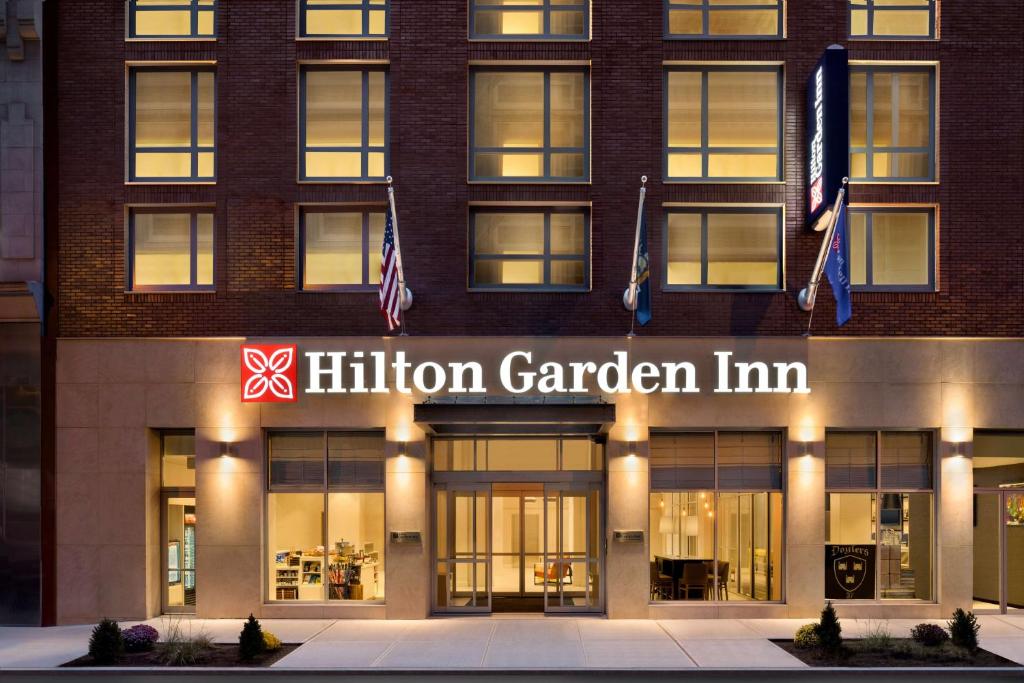 纽约纽约时代广场南希尔顿花园酒店 的一座建筑上标有hilton花园旅馆标志