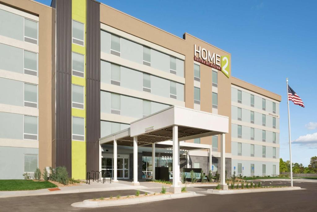罗斯维尔Home2 Suites by Hilton Roseville Minneapolis的酒店前方的图片