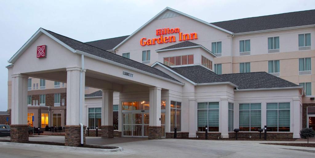锡达福尔斯Hilton Garden Inn Cedar Falls Conference Center的一座酒店花园旅馆建筑,上面有标志