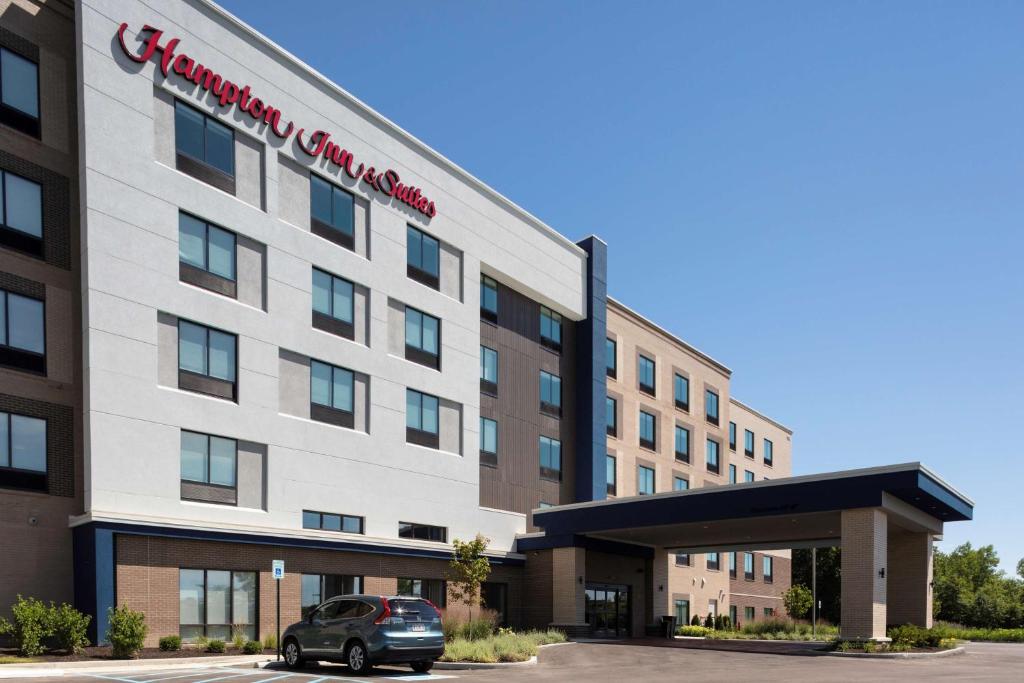 AvonHampton Inn & Suites Avon Indianapolis的停在酒店前的停车场