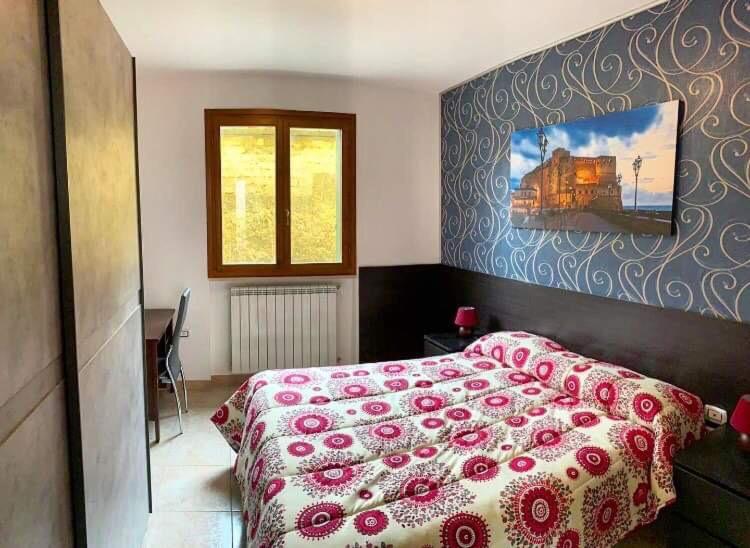 菲夏诺Residenze Salernitane的卧室配有一张床,墙上挂着一幅火车画