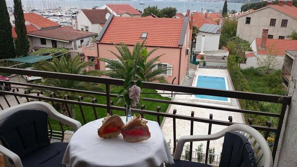 比奥格勒·纳·莫鲁Guesthouse Adriatic的阳台上的桌子上摆放着两双鞋
