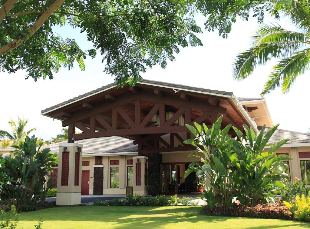 瓦克拉Hilton Grand Vacations Club Kohala Suites Waikoloa的前面有木盖的房子