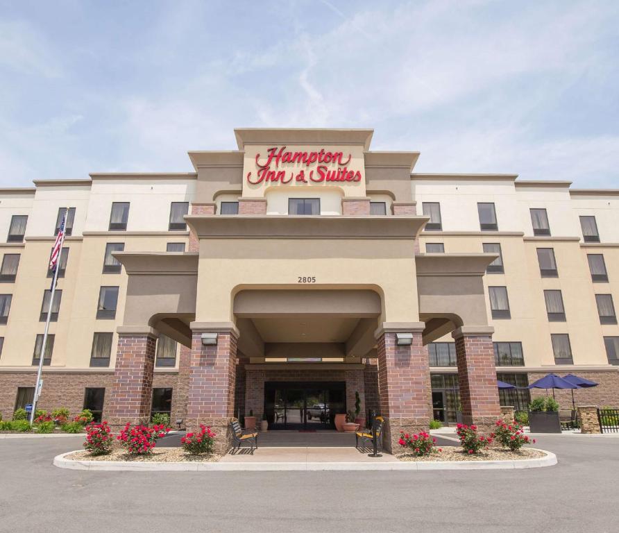 Harmarville宾夕法尼亚州匹兹堡/哈玛维利 - 汉普顿套房酒店的汉普顿旅馆和套房前方的 ⁇ 染
