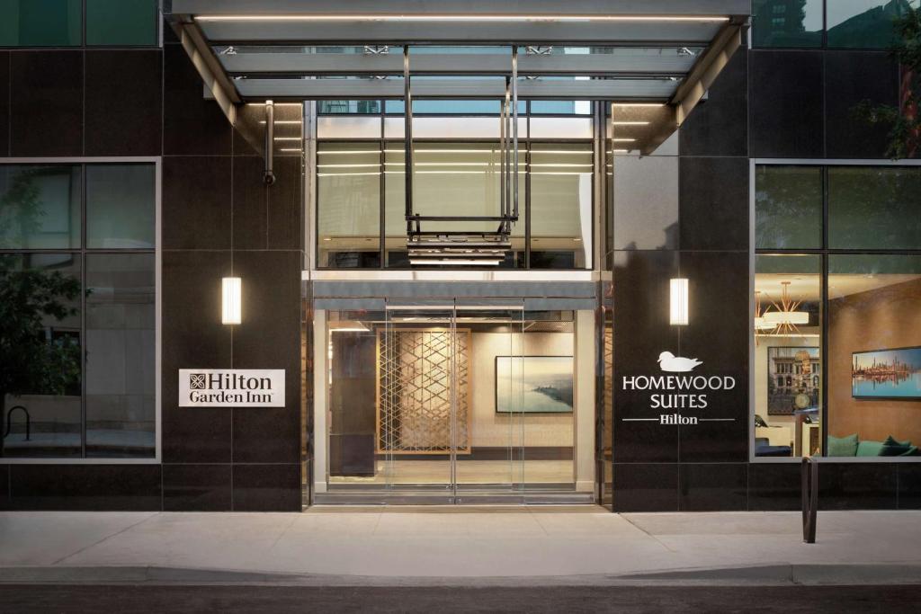 芝加哥Hilton Garden Inn Chicago Downtown South Loop的前面有标志的建筑