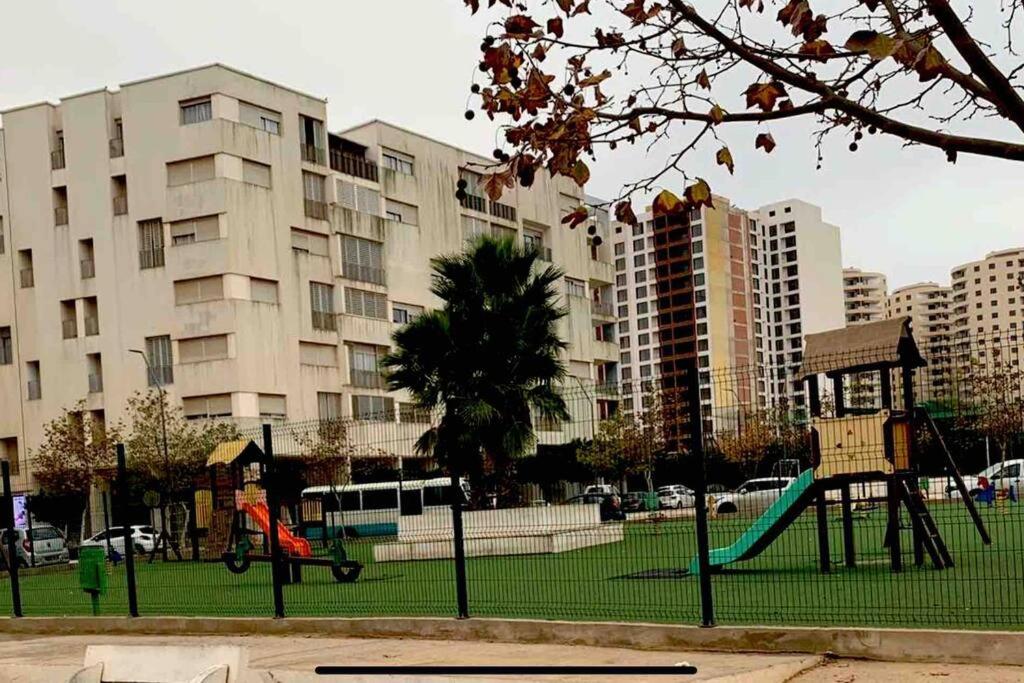 奥兰F5 -5 bedrooms Apt- Residence Hasnaoui avec parking Oran Algeria的一座高楼城市公园内的游乐场