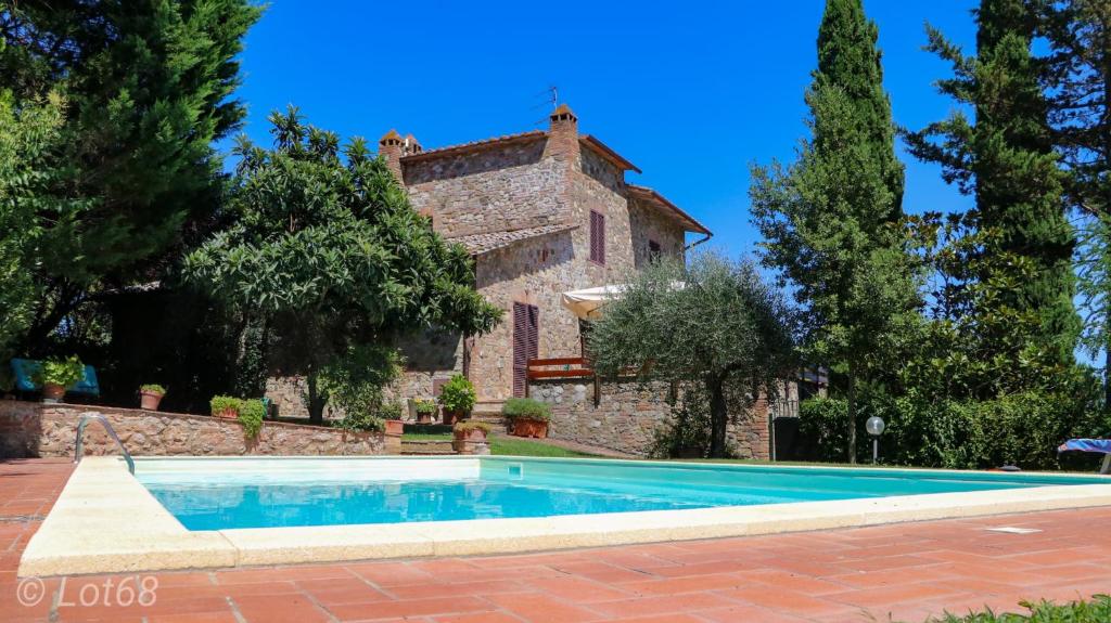 圣罗科阿费力La Villa dei Fiori的大楼前带游泳池的房子