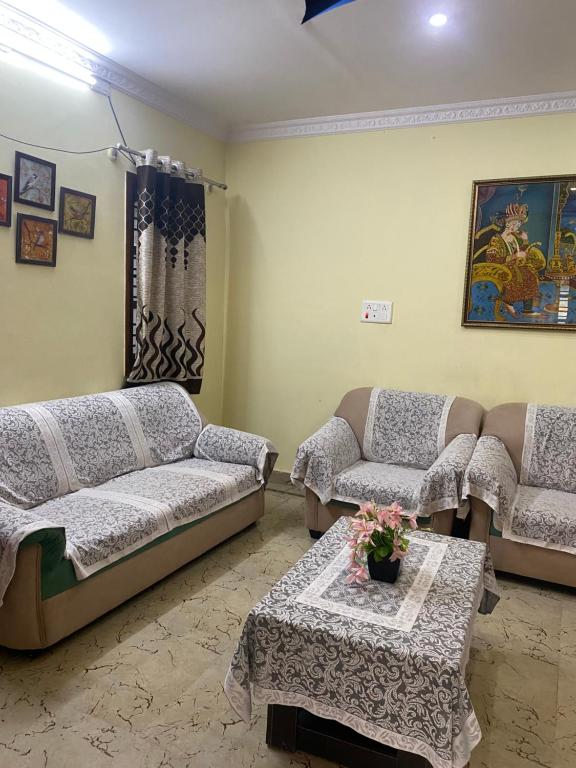班加罗尔Ghar-fully furnished house with 2 Bedroom hall and kitchen的客厅配有两张沙发和一张桌子