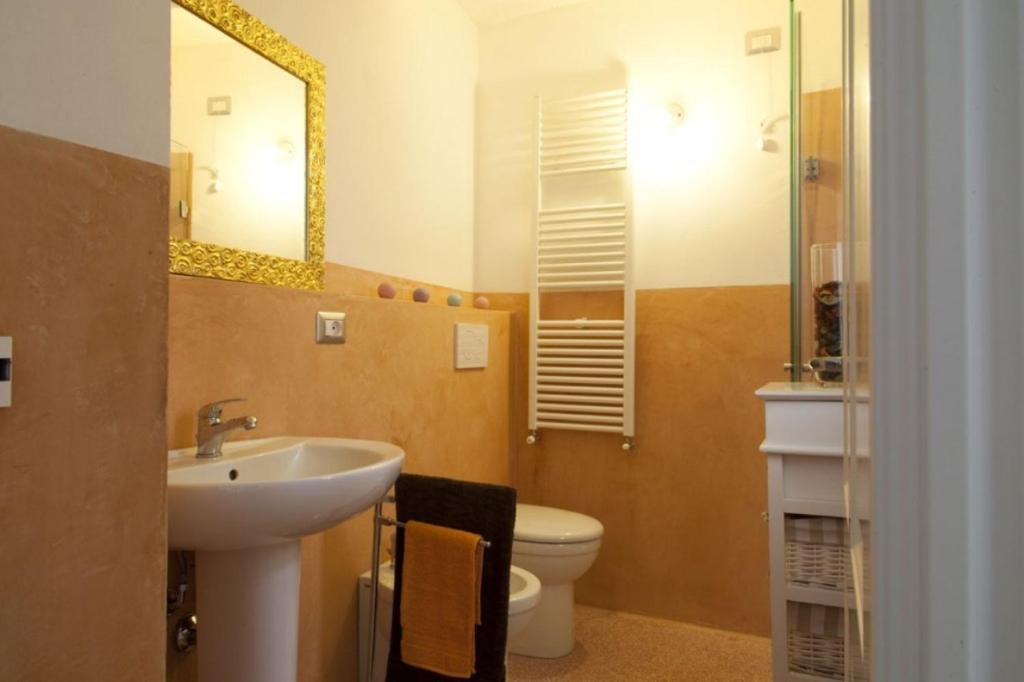 Montesano SalentinoRiz Guest House的一间带水槽、卫生间和镜子的浴室
