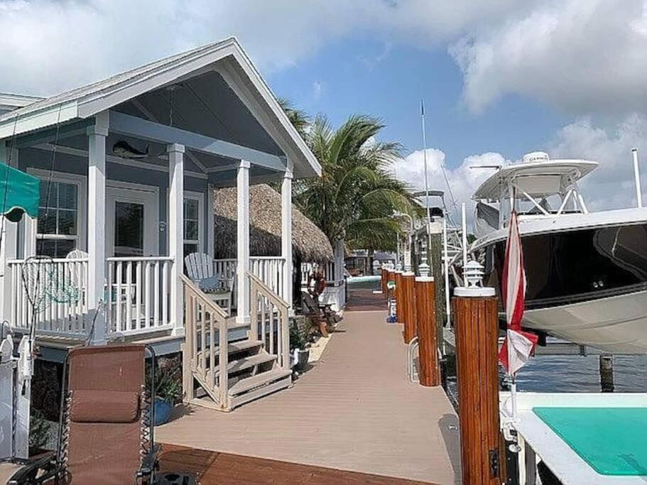 JewfishKokomo! - Tiny House with Boat Lift, Waterfront, Tiki的码头上的小房子