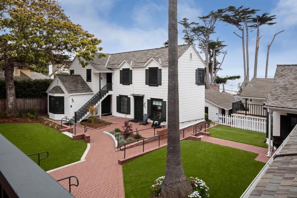 卡梅尔Carmel Beach Hotel的享有白色房子空中美景,设有庭院