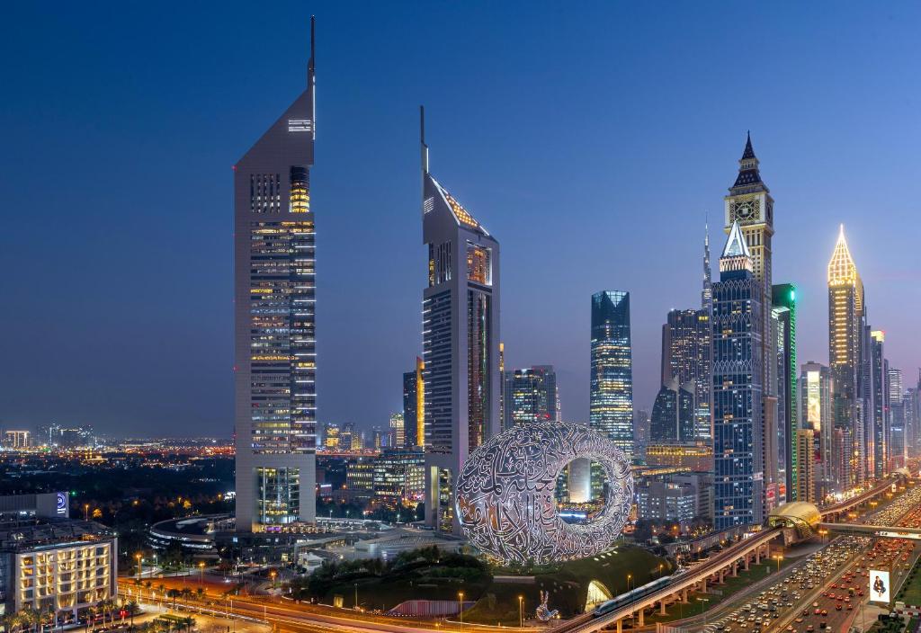 迪拜朱美拉阿联酋塔酒店的摩天轮在晚上的城市天际线