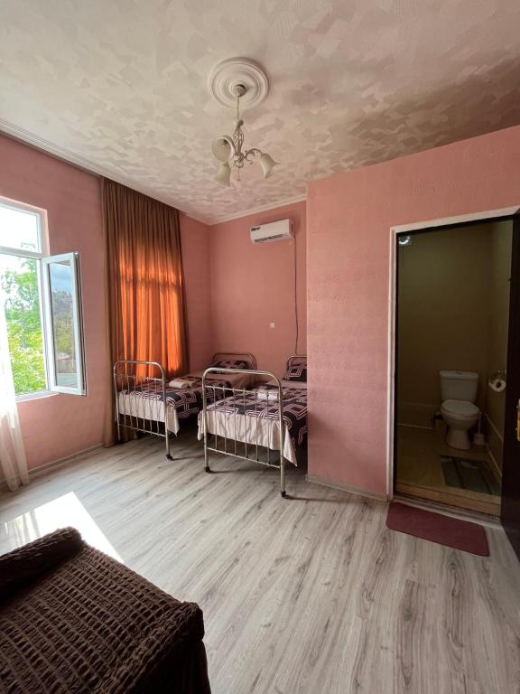 马尔特维利Guest House Sveta的客房设有三张双层床和一扇窗户。